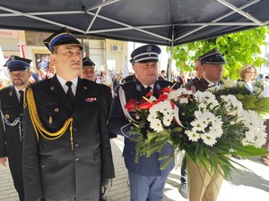 W Brzozowie, uczczono obchody 235. rocznicy uchwalenia Konstytucji 3 Maja. Pod pomnikiem Marszałka Józefa Piłsudskiego przedstawiciele władz administracyjnych i samorządowych oraz służb mundurowych złożyli wieńce i kwiaty.