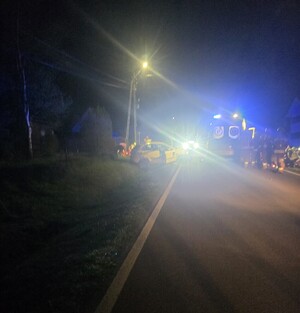 Brzozowscy policjanci wyjaśniają przyczyny wypadku, w którym ranne zostały trzy osoby. 17-letni kierowca Seata stracił panowanie nad pojazdem, a następnie dachował.  Mężczyzna nie miał uprawnień do kierowania pojazdami. Do wypadku doszło wczoraj po godz. 21 w miejscowości Blizne