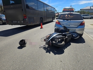 Do niebezpiecznej kolizji doszło wczoraj w Przysietnicy, gdzie motocyklista najechał na tył pojazdu. Badanie stanu trzeźwości wykazało, że zarówno kierujący jednośladem 71-latek, jak i kierująca Oplem, byli trzeźwi.