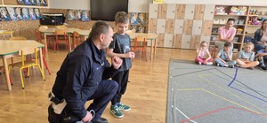 Funkcjonariusz Wydziału Ruchu Drogowego Komendy Powiatowej Policji w Brzozowie odwiedził Przedszkole w Starej Wsi. Spotkanie miało charakter profilaktyczno-edukacyjny, a jego głównym celem było zwiększenie bezpieczeństwa najmłodszych mieszkańców naszego powiatu.