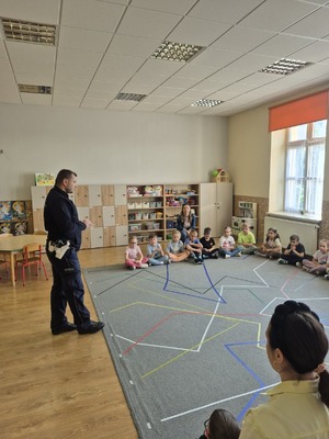 Funkcjonariusz Wydziału Ruchu Drogowego Komendy Powiatowej Policji w Brzozowie odwiedził Przedszkole w Starej Wsi. Spotkanie miało charakter profilaktyczno-edukacyjny, a jego głównym celem było zwiększenie bezpieczeństwa najmłodszych mieszkańców naszego powiatu.