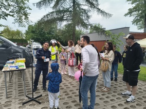 W Brzozowie odbyły się obchody Gminnego Dnia Dziecka. Wśród licznych atrakcji i wystawców nie mogło zabraknąć funkcjonariuszy z Komendy Powiatowej Policji w Brzozowie. Mundurowi przygotowali specjalne stoisko profilaktyczne, które przyciągnęło najmłodszych mieszkańców i ich rodziców.