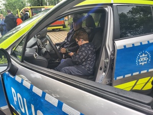 W Brzozowie odbyły się obchody Gminnego Dnia Dziecka. Wśród licznych atrakcji i wystawców nie mogło zabraknąć funkcjonariuszy z Komendy Powiatowej Policji w Brzozowie. Mundurowi przygotowali specjalne stoisko profilaktyczne, które przyciągnęło najmłodszych mieszkańców i ich rodziców.