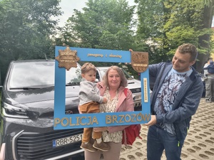 W Brzozowie odbyły się obchody Gminnego Dnia Dziecka. Wśród licznych atrakcji i wystawców nie mogło zabraknąć funkcjonariuszy z Komendy Powiatowej Policji w Brzozowie. Mundurowi przygotowali specjalne stoisko profilaktyczne, które przyciągnęło najmłodszych mieszkańców i ich rodziców.