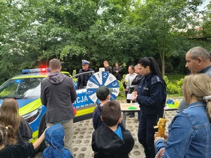 W Brzozowie odbyły się obchody Gminnego Dnia Dziecka. Wśród licznych atrakcji i wystawców nie mogło zabraknąć funkcjonariuszy z Komendy Powiatowej Policji w Brzozowie. Mundurowi przygotowali specjalne stoisko profilaktyczne, które przyciągnęło najmłodszych mieszkańców i ich rodziców.