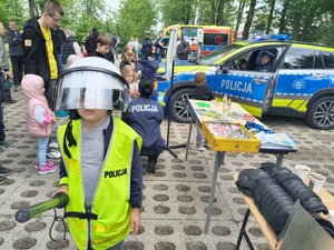 W Brzozowie odbyły się obchody Gminnego Dnia Dziecka. Wśród licznych atrakcji i wystawców nie mogło zabraknąć funkcjonariuszy z Komendy Powiatowej Policji w Brzozowie. Mundurowi przygotowali specjalne stoisko profilaktyczne, które przyciągnęło najmłodszych mieszkańców i ich rodziców.