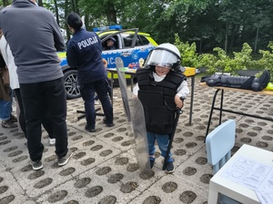 W Brzozowie odbyły się obchody Gminnego Dnia Dziecka. Wśród licznych atrakcji i wystawców nie mogło zabraknąć funkcjonariuszy z Komendy Powiatowej Policji w Brzozowie. Mundurowi przygotowali specjalne stoisko profilaktyczne, które przyciągnęło najmłodszych mieszkańców i ich rodziców.