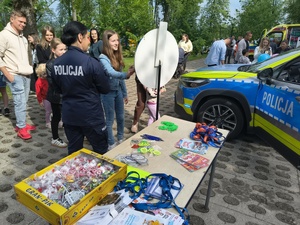 W Brzozowie odbyły się obchody Gminnego Dnia Dziecka. Wśród licznych atrakcji i wystawców nie mogło zabraknąć funkcjonariuszy z Komendy Powiatowej Policji w Brzozowie. Mundurowi przygotowali specjalne stoisko profilaktyczne, które przyciągnęło najmłodszych mieszkańców i ich rodziców.