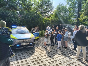 W Brzozowie odbyły się obchody Gminnego Dnia Dziecka. Wśród licznych atrakcji i wystawców nie mogło zabraknąć funkcjonariuszy z Komendy Powiatowej Policji w Brzozowie. Mundurowi przygotowali specjalne stoisko profilaktyczne, które przyciągnęło najmłodszych mieszkańców i ich rodziców.