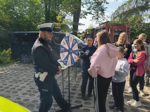 W Brzozowie odbyły się obchody Gminnego Dnia Dziecka. Wśród licznych atrakcji i wystawców nie mogło zabraknąć funkcjonariuszy z Komendy Powiatowej Policji w Brzozowie. Mundurowi przygotowali specjalne stoisko profilaktyczne, które przyciągnęło najmłodszych mieszkańców i ich rodziców.