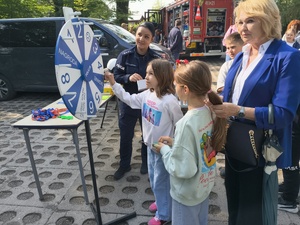 W Brzozowie odbyły się obchody Gminnego Dnia Dziecka. Wśród licznych atrakcji i wystawców nie mogło zabraknąć funkcjonariuszy z Komendy Powiatowej Policji w Brzozowie. Mundurowi przygotowali specjalne stoisko profilaktyczne, które przyciągnęło najmłodszych mieszkańców i ich rodziców.
