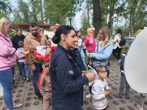 W Brzozowie odbyły się obchody Gminnego Dnia Dziecka. Wśród licznych atrakcji i wystawców nie mogło zabraknąć funkcjonariuszy z Komendy Powiatowej Policji w Brzozowie. Mundurowi przygotowali specjalne stoisko profilaktyczne, które przyciągnęło najmłodszych mieszkańców i ich rodziców.
