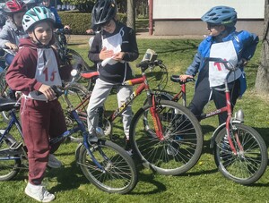 Przypominamy, że od 3 czerwca 2026 roku weszły w życie nowe przepisy mające na celu zwiększenie bezpieczeństwa najmłodszych uczestników ruchu drogowego. Zgodnie z nowelizacją ustawy Prawo o ruchu drogowym osoby poniżej 16. roku życia będą miały obowiązek korzystania z kasków ochronnych podczas jazdy rowerem, hulajnogą elektryczną oraz urządzeniami transportu osobistego.