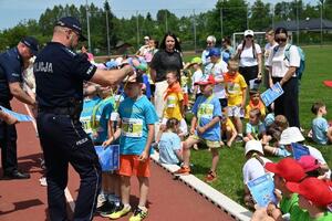 Propagowanie zdrowego stylu życia, motywacja do działania, zdrowa rywalizacja, czyli ogólnie dobra zabawa. We wtorek na stadionie MOSIR w Brzozowie swoich sił na zawodach Mini Olimpiady próbowały przedszkolaki z terenu powiatu brzozowskiego.
Organizatorem „ Mini Olimpiady” był Uczniowski Klub Sportowy działający przy MOSiR w Brzozowie, a wydarzenie odbywało się pod patronatem Starosty i Burmistrza Brzozowa.