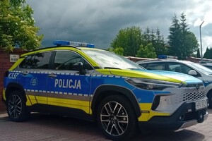 Brzozowscy policjanci pracowali na miejscu zdarzenia drogowego, do którego doszło na drodze powiatowej w Zmiennicy. Kierujący pojazdem marki Audi stracił panowanie nad pojazdem i wjechał do przydrożnego rowu. Na szczęście nikomu nic się nie stało. Na zdjęciu widoczny oznakowany radiowóz z napisem POLICJA.