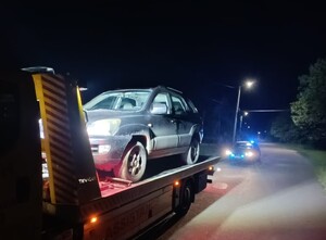 Skrajną nieodpowiedzialnością wykazał się 37-letni kierowca, który wsiadł za kierownicę mając ponad 2 promile alkoholu. Dodatkowo mężczyzna przewoził 2-letnie dziecko. Dzięki interwencji policjantów nie doszło do tragedii.