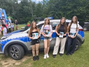 W miniony wtorek dzielnicowi z Posterunku Policji w Domaradzu uczestniczyli w pikniku zorganizowanym z okazji Dnia Rodziny w Szkole Podstawowej nr 2 w Golcowej. W trakcie spotkania mundurowi przypominali o podstawowych zasadach bezpieczeństwa w związku ze zbliżającymi się wakacjami.