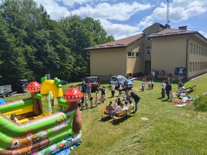 W miniony wtorek dzielnicowi z Posterunku Policji w Domaradzu uczestniczyli w pikniku zorganizowanym z okazji Dnia Rodziny w Szkole Podstawowej nr 2 w Golcowej. W trakcie spotkania mundurowi przypominali o podstawowych zasadach bezpieczeństwa w związku ze zbliżającymi się wakacjami.