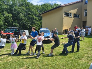 W miniony wtorek dzielnicowi z Posterunku Policji w Domaradzu uczestniczyli w pikniku zorganizowanym z okazji Dnia Rodziny w Szkole Podstawowej nr 2 w Golcowej. W trakcie spotkania mundurowi przypominali o podstawowych zasadach bezpieczeństwa w związku ze zbliżającymi się wakacjami.