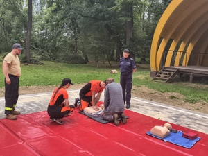 Na terenie powiatu brzozowskiego odbył się Krajowy Trening Pierwszej Pomocy realizowany pod patronatem Ministerstwa Spraw Wewnętrznych i Administracji. Podczas zorganizowanych pikników i warsztatów, mieszkańcy naszego regionu mogli zdobyć praktyczne umiejętności, które mogą pomóc uratować zdrowie i życie drugiego człowieka. W tym wydarzeniu nie mogło zabraknąć również policjantów, którzy wzięli w nim udział.