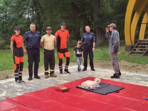 Na terenie powiatu brzozowskiego odbył się Krajowy Trening Pierwszej Pomocy realizowany pod patronatem Ministerstwa Spraw Wewnętrznych i Administracji. Podczas zorganizowanych pikników i warsztatów, mieszkańcy naszego regionu mogli zdobyć praktyczne umiejętności, które mogą pomóc uratować zdrowie i życie drugiego człowieka. W tym wydarzeniu nie mogło zabraknąć również policjantów, którzy wzięli w nim udział.