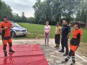 Na terenie powiatu brzozowskiego odbył się Krajowy Trening Pierwszej Pomocy realizowany pod patronatem Ministerstwa Spraw Wewnętrznych i Administracji. Podczas zorganizowanych pikników i warsztatów, mieszkańcy naszego regionu mogli zdobyć praktyczne umiejętności, które mogą pomóc uratować zdrowie i życie drugiego człowieka. W tym wydarzeniu nie mogło zabraknąć również policjantów, którzy wzięli w nim udział.