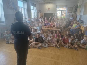 Zbliżają się wyczekiwane wakacje, które dla dzieci i młodzieży oznaczają czas zasłużonego wypoczynku, zabawy oraz beztroski. Aby ten letni okres upłynął pod znakiem radości brzozowscy policjanci prowadzą działania profilaktyczne. Funkcjonariusze odwiedzają placówki oświatowe, prowadząc rozmowy o tym, jak unikać zagrożeń podczas wakacyjnych przygód.