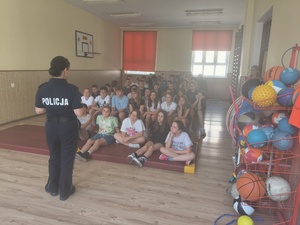 Zbliżają się wyczekiwane wakacje, które dla dzieci i młodzieży oznaczają czas zasłużonego wypoczynku, zabawy oraz beztroski. Aby ten letni okres upłynął pod znakiem radości brzozowscy policjanci prowadzą działania profilaktyczne. Funkcjonariusze odwiedzają placówki oświatowe, prowadząc rozmowy o tym, jak unikać zagrożeń podczas wakacyjnych przygód.