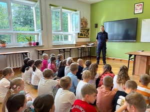 Zbliżają się wyczekiwane wakacje, które dla dzieci i młodzieży oznaczają czas zasłużonego wypoczynku, zabawy oraz beztroski. Aby ten letni okres upłynął pod znakiem radości brzozowscy policjanci prowadzą działania profilaktyczne. Funkcjonariusze odwiedzają placówki oświatowe, prowadząc rozmowy o tym, jak unikać zagrożeń podczas wakacyjnych przygód.