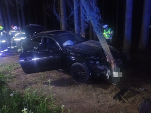 Brzozowscy policjanci wyjaśniają okoliczności zdarzenia drogowego do którego doszło w sobotę w nocy przed godziną 1 w Jasienicy Rosielnej. Służby przybyłe na miejsce zastali samochód osobowy marki Mercedes, którego kierujący jazdę zakończył na drzewie i oddalił się z miejsca zdarzenia.