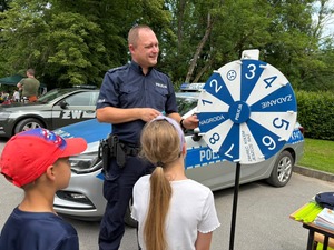 Policjanci z Komendy Powiatowej Policji w Brzozowie wzięli udział w piknikach dla dzieci pn. „Bezpieczne wakacje”. Pikniki te odbyły się w Jasienicy Rosielnej i Grabownicy Starzeńskiej. W trakcie spotkań policjanci rozmawiali z uczestnikami o bezpieczeństwie podczas wakacji, promując akcję „Kręci mnie bezpieczeństwo w lecie”. Mundurowi udzielali najmłodszym cennych wskazówek dotyczących bezpiecznych zachowań w trakcie letniego wypoczynku.