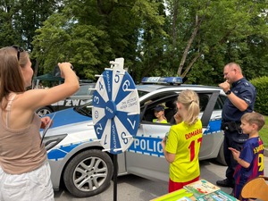 Policjanci z Komendy Powiatowej Policji w Brzozowie wzięli udział w piknikach dla dzieci pn. „Bezpieczne wakacje”. Pikniki te odbyły się w Jasienicy Rosielnej i Grabownicy Starzeńskiej. W trakcie spotkań policjanci rozmawiali z uczestnikami o bezpieczeństwie podczas wakacji, promując akcję „Kręci mnie bezpieczeństwo w lecie”. Mundurowi udzielali najmłodszym cennych wskazówek dotyczących bezpiecznych zachowań w trakcie letniego wypoczynku.