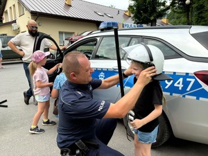 Policjanci z Komendy Powiatowej Policji w Brzozowie wzięli udział w piknikach dla dzieci pn. „Bezpieczne wakacje”. Pikniki te odbyły się w Jasienicy Rosielnej i Grabownicy Starzeńskiej. W trakcie spotkań policjanci rozmawiali z uczestnikami o bezpieczeństwie podczas wakacji, promując akcję „Kręci mnie bezpieczeństwo w lecie”. Mundurowi udzielali najmłodszym cennych wskazówek dotyczących bezpiecznych zachowań w trakcie letniego wypoczynku.