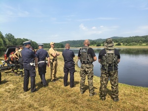 Wczoraj funkcjonariusze z Komendy Powiatowej Policji w Brzozowie, wspólnie ze strażakami z Komendy Powiatowej Państwowej Straży Pożarnej w Brzozowie, Strażakami OSP Blizne oraz ze Społeczną Strażą Rybacką w Brzozowie patrolowali rejon zbiornika wodnego w Bliznem. Połączenie patroli, to nie tylko potwierdzenie doskonałej współpracy obu służb, ale przede wszystkim działanie na rzecz bezpieczeństwa osób wypoczywających nad wodą.