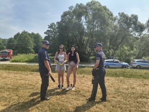 Wczoraj funkcjonariusze z Komendy Powiatowej Policji w Brzozowie, wspólnie ze strażakami z Komendy Powiatowej Państwowej Straży Pożarnej w Brzozowie, Strażakami OSP Blizne oraz ze Społeczną Strażą Rybacką w Brzozowie patrolowali rejon zbiornika wodnego w Bliznem. Połączenie patroli, to nie tylko potwierdzenie doskonałej współpracy obu służb, ale przede wszystkim działanie na rzecz bezpieczeństwa osób wypoczywających nad wodą.
