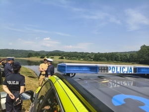 Wczoraj funkcjonariusze z Komendy Powiatowej Policji w Brzozowie, wspólnie ze strażakami z Komendy Powiatowej Państwowej Straży Pożarnej w Brzozowie, Strażakami OSP Blizne oraz ze Społeczną Strażą Rybacką w Brzozowie patrolowali rejon zbiornika wodnego w Bliznem. Połączenie patroli, to nie tylko potwierdzenie doskonałej współpracy obu służb, ale przede wszystkim działanie na rzecz bezpieczeństwa osób wypoczywających nad wodą.