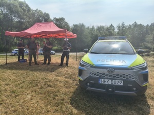 Wczoraj funkcjonariusze z Komendy Powiatowej Policji w Brzozowie, wspólnie ze strażakami z Komendy Powiatowej Państwowej Straży Pożarnej w Brzozowie, Strażakami OSP Blizne oraz ze Społeczną Strażą Rybacką w Brzozowie patrolowali rejon zbiornika wodnego w Bliznem. Połączenie patroli, to nie tylko potwierdzenie doskonałej współpracy obu służb, ale przede wszystkim działanie na rzecz bezpieczeństwa osób wypoczywających nad wodą.