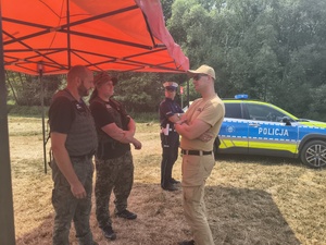 Wczoraj funkcjonariusze z Komendy Powiatowej Policji w Brzozowie, wspólnie ze strażakami z Komendy Powiatowej Państwowej Straży Pożarnej w Brzozowie, Strażakami OSP Blizne oraz ze Społeczną Strażą Rybacką w Brzozowie patrolowali rejon zbiornika wodnego w Bliznem. Połączenie patroli, to nie tylko potwierdzenie doskonałej współpracy obu służb, ale przede wszystkim działanie na rzecz bezpieczeństwa osób wypoczywających nad wodą.