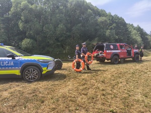 Wczoraj funkcjonariusze z Komendy Powiatowej Policji w Brzozowie, wspólnie ze strażakami z Komendy Powiatowej Państwowej Straży Pożarnej w Brzozowie, Strażakami OSP Blizne oraz ze Społeczną Strażą Rybacką w Brzozowie patrolowali rejon zbiornika wodnego w Bliznem. Połączenie patroli, to nie tylko potwierdzenie doskonałej współpracy obu służb, ale przede wszystkim działanie na rzecz bezpieczeństwa osób wypoczywających nad wodą.