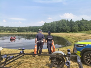 Wczoraj funkcjonariusze z Komendy Powiatowej Policji w Brzozowie, wspólnie ze strażakami z Komendy Powiatowej Państwowej Straży Pożarnej w Brzozowie, Strażakami OSP Blizne oraz ze Społeczną Strażą Rybacką w Brzozowie patrolowali rejon zbiornika wodnego w Bliznem. Połączenie patroli, to nie tylko potwierdzenie doskonałej współpracy obu służb, ale przede wszystkim działanie na rzecz bezpieczeństwa osób wypoczywających nad wodą.
