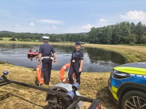 Wczoraj funkcjonariusze z Komendy Powiatowej Policji w Brzozowie, wspólnie ze strażakami z Komendy Powiatowej Państwowej Straży Pożarnej w Brzozowie, Strażakami OSP Blizne oraz ze Społeczną Strażą Rybacką w Brzozowie patrolowali rejon zbiornika wodnego w Bliznem. Połączenie patroli, to nie tylko potwierdzenie doskonałej współpracy obu służb, ale przede wszystkim działanie na rzecz bezpieczeństwa osób wypoczywających nad wodą.