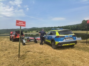 Wczoraj funkcjonariusze z Komendy Powiatowej Policji w Brzozowie, wspólnie ze strażakami z Komendy Powiatowej Państwowej Straży Pożarnej w Brzozowie, Strażakami OSP Blizne oraz ze Społeczną Strażą Rybacką w Brzozowie patrolowali rejon zbiornika wodnego w Bliznem. Połączenie patroli, to nie tylko potwierdzenie doskonałej współpracy obu służb, ale przede wszystkim działanie na rzecz bezpieczeństwa osób wypoczywających nad wodą.
