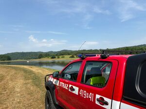 Wczoraj funkcjonariusze z Komendy Powiatowej Policji w Brzozowie, wspólnie ze strażakami z Komendy Powiatowej Państwowej Straży Pożarnej w Brzozowie, Strażakami OSP Blizne oraz ze Społeczną Strażą Rybacką w Brzozowie patrolowali rejon zbiornika wodnego w Bliznem. Połączenie patroli, to nie tylko potwierdzenie doskonałej współpracy obu służb, ale przede wszystkim działanie na rzecz bezpieczeństwa osób wypoczywających nad wodą.