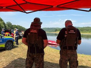 Wczoraj funkcjonariusze z Komendy Powiatowej Policji w Brzozowie, wspólnie ze strażakami z Komendy Powiatowej Państwowej Straży Pożarnej w Brzozowie, Strażakami OSP Blizne oraz ze Społeczną Strażą Rybacką w Brzozowie patrolowali rejon zbiornika wodnego w Bliznem. Połączenie patroli, to nie tylko potwierdzenie doskonałej współpracy obu służb, ale przede wszystkim działanie na rzecz bezpieczeństwa osób wypoczywających nad wodą.