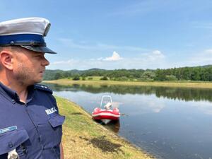 Wczoraj funkcjonariusze z Komendy Powiatowej Policji w Brzozowie, wspólnie ze strażakami z Komendy Powiatowej Państwowej Straży Pożarnej w Brzozowie, Strażakami OSP Blizne oraz ze Społeczną Strażą Rybacką w Brzozowie patrolowali rejon zbiornika wodnego w Bliznem. Połączenie patroli, to nie tylko potwierdzenie doskonałej współpracy obu służb, ale przede wszystkim działanie na rzecz bezpieczeństwa osób wypoczywających nad wodą.