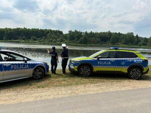 Wczoraj funkcjonariusze z Komendy Powiatowej Policji w Brzozowie, wspólnie ze strażakami z Komendy Powiatowej Państwowej Straży Pożarnej w Brzozowie, Strażakami OSP Blizne oraz ze Społeczną Strażą Rybacką w Brzozowie patrolowali rejon zbiornika wodnego w Bliznem. Połączenie patroli, to nie tylko potwierdzenie doskonałej współpracy obu służb, ale przede wszystkim działanie na rzecz bezpieczeństwa osób wypoczywających nad wodą.