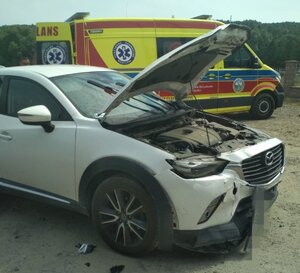 Na drodze gminnej w Hłudnie doszło do zdarzenia drogowego dwóch pojazdów osobowych. Kierująca Mazdą, na łuku drogi zjechała na przeciwległy pas ruchu i zderzyła się z prawidłowo jadącym Suzuki. Na szczęście nikomu nic się nie stało. Zdarzenie to zakwalifikowano jako kolizję.