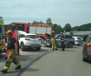 Na drodze gminnej w Hłudnie doszło do zdarzenia drogowego dwóch pojazdów osobowych. Kierująca Mazdą, na łuku drogi zjechała na przeciwległy pas ruchu i zderzyła się z prawidłowo jadącym Suzuki. Na szczęście nikomu nic się nie stało. Zdarzenie to zakwalifikowano jako kolizję.