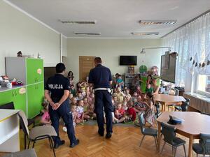 Policjanci z brzozowskiej komendy odwiedzili dzieci z Przedszkola Samorządowego nr 2  z Oddziałami Integracyjnymi im. Marii Konopnickiej w Brzozowie. Policjant z wydziału ruchu drogowego oraz brzozowska profilaktyk, podczas spotkania, przybliżyli najmłodszym zawód policjanta, opowiedzieli  o swojej pracy a także uczyli dzieci bezpiecznych zachowań. Funkcjonariusze przypomnieli również podstawowe przepisy obowiązujące w ruchu drogowym.