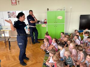 Policjanci z brzozowskiej komendy odwiedzili dzieci z Przedszkola Samorządowego nr 2  z Oddziałami Integracyjnymi im. Marii Konopnickiej w Brzozowie. Policjant z wydziału ruchu drogowego oraz brzozowska profilaktyk, podczas spotkania, przybliżyli najmłodszym zawód policjanta, opowiedzieli  o swojej pracy a także uczyli dzieci bezpiecznych zachowań. Funkcjonariusze przypomnieli również podstawowe przepisy obowiązujące w ruchu drogowym.